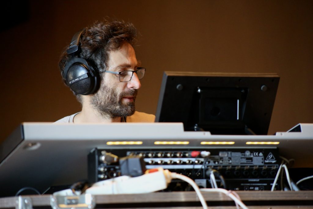 Clément à la console