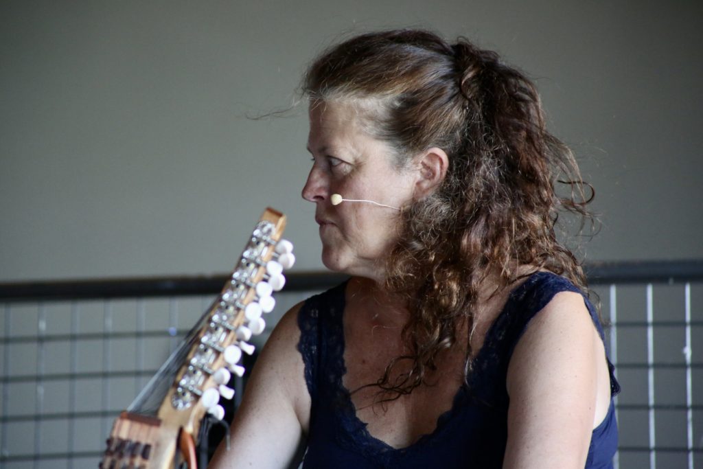 Laure au nyckelharpa