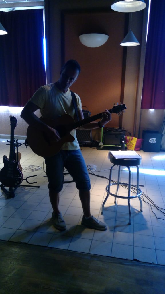 Sébastien à la guitare