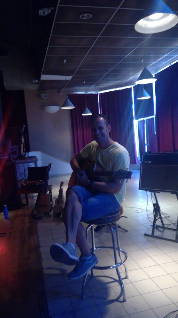 Sébastien à la guitare