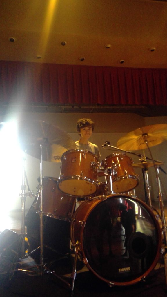 Rémi à la batterie