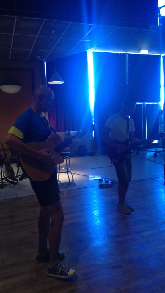 Des guitaristes dans la pénombre