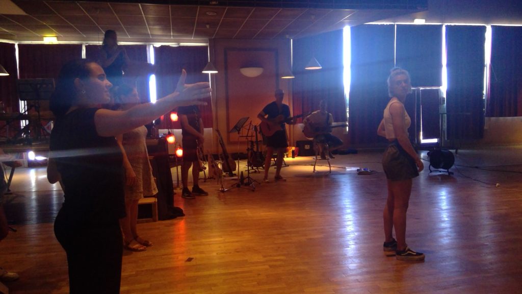 La chorégraphe embrasse la scène