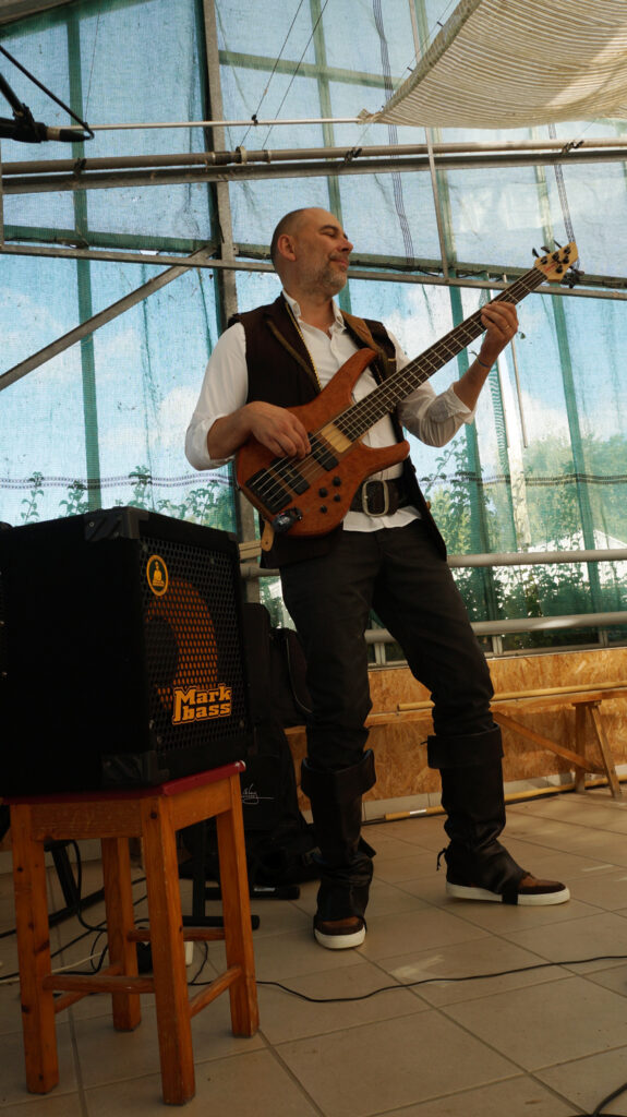Pascal « Anselme » à la basse Pascal "Anselme" à la basse