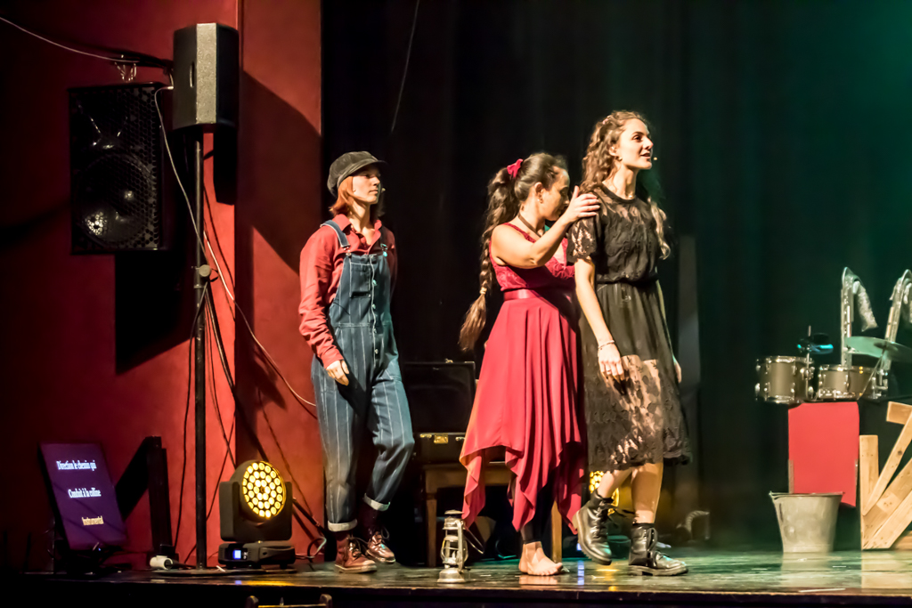 Pauline, Marine, Sarah © Patrick Marguerin