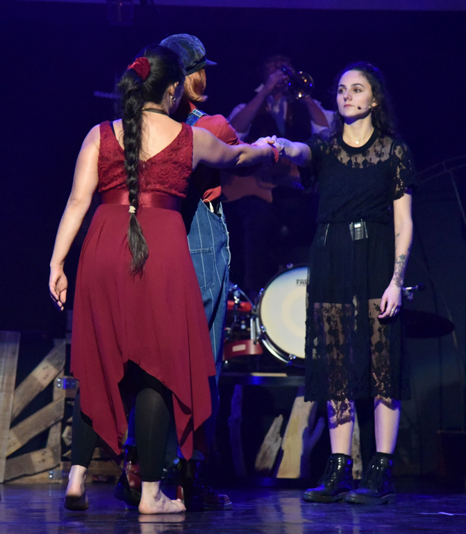 Marine, Sarah © Gilles Jouvenel