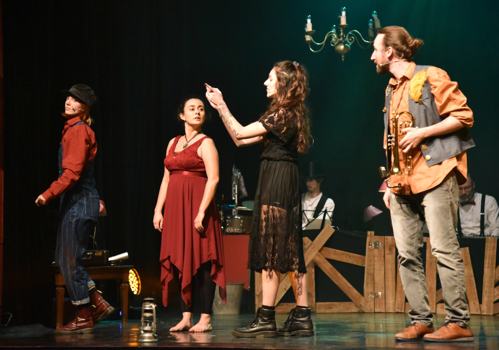 Pauline, Marine, Sarah, Paul © Gilles Jouvenel