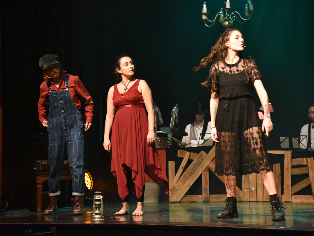Pauline, Marine, Sarah © Gilles Jouvenel