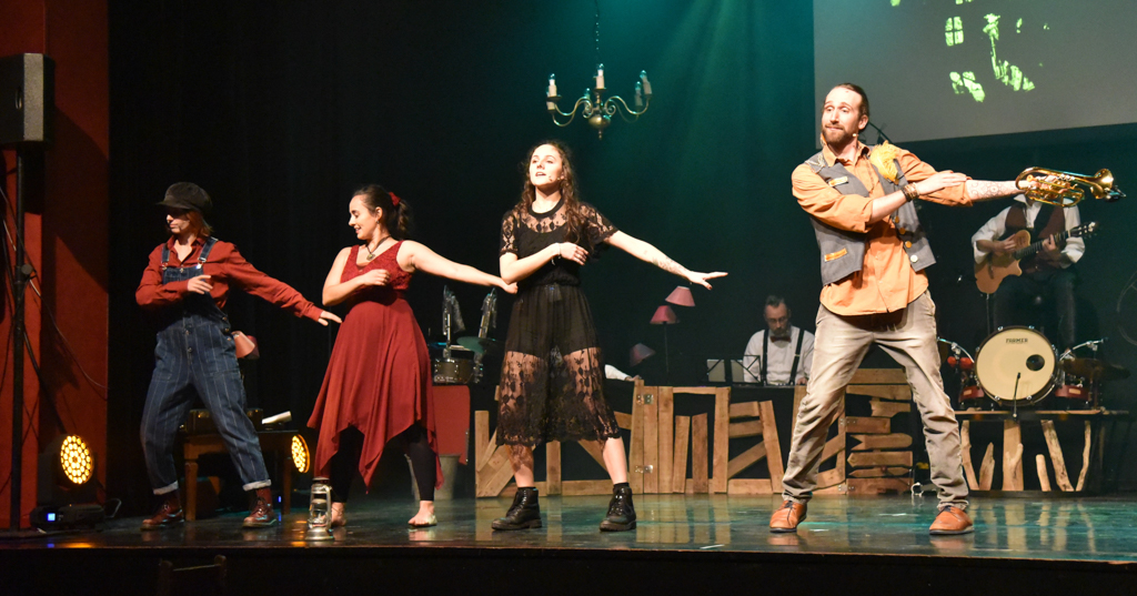 Pauline, Marine, Sarah, Paul © Gilles Jouvenel Pauline, Marine, Sarah, Paul © Gilles Jouvenel