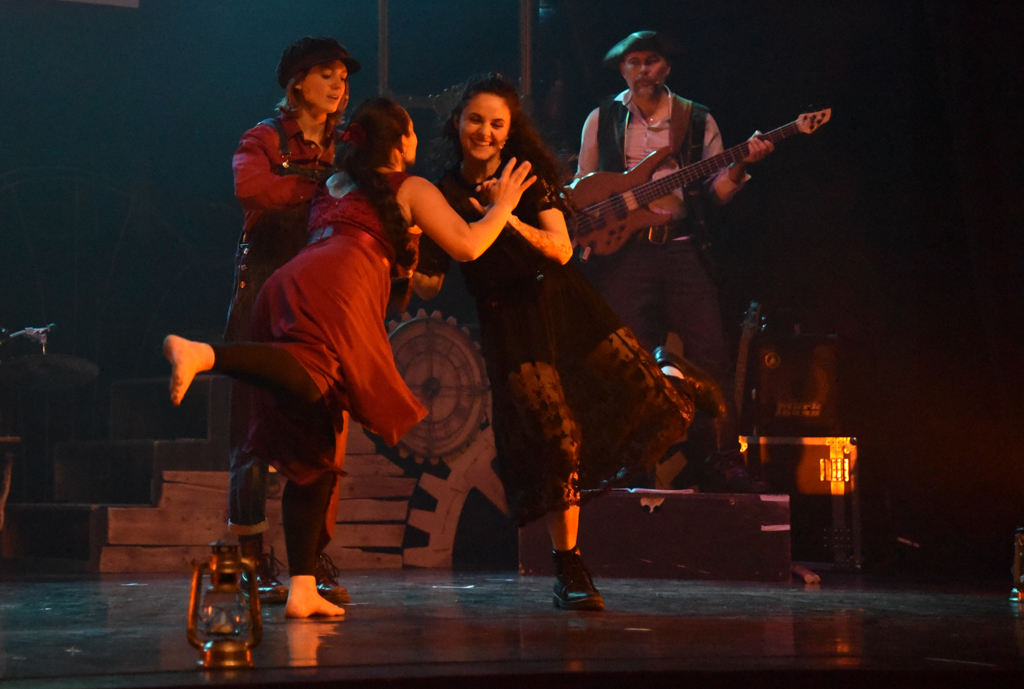Pauline, Marine, Sarah, Pascal © Gilles Jouvenel
