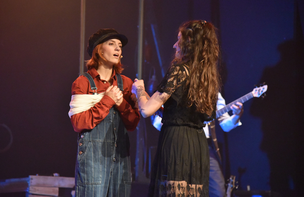 Pauline, Sarah © Gilles Jouvenel