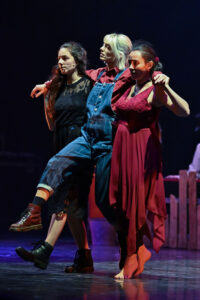 Sarah, Pauline, Marine © Gilles Jouvenel