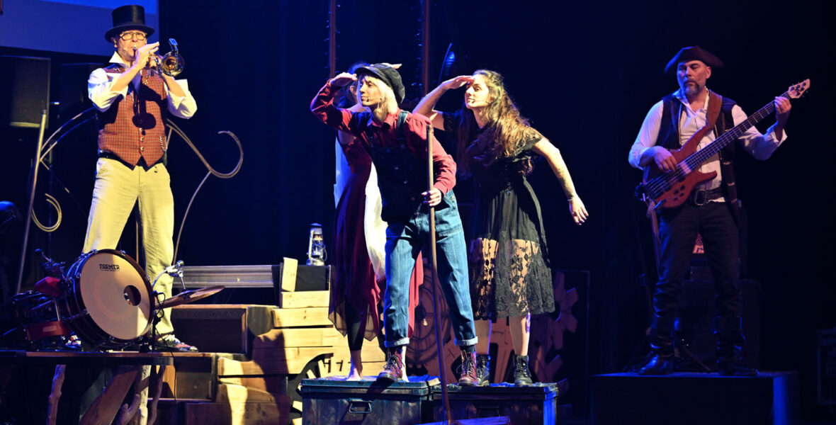 Olivier, Marine, Pauline, Sarah, Pascal © Gilles Jouvenel